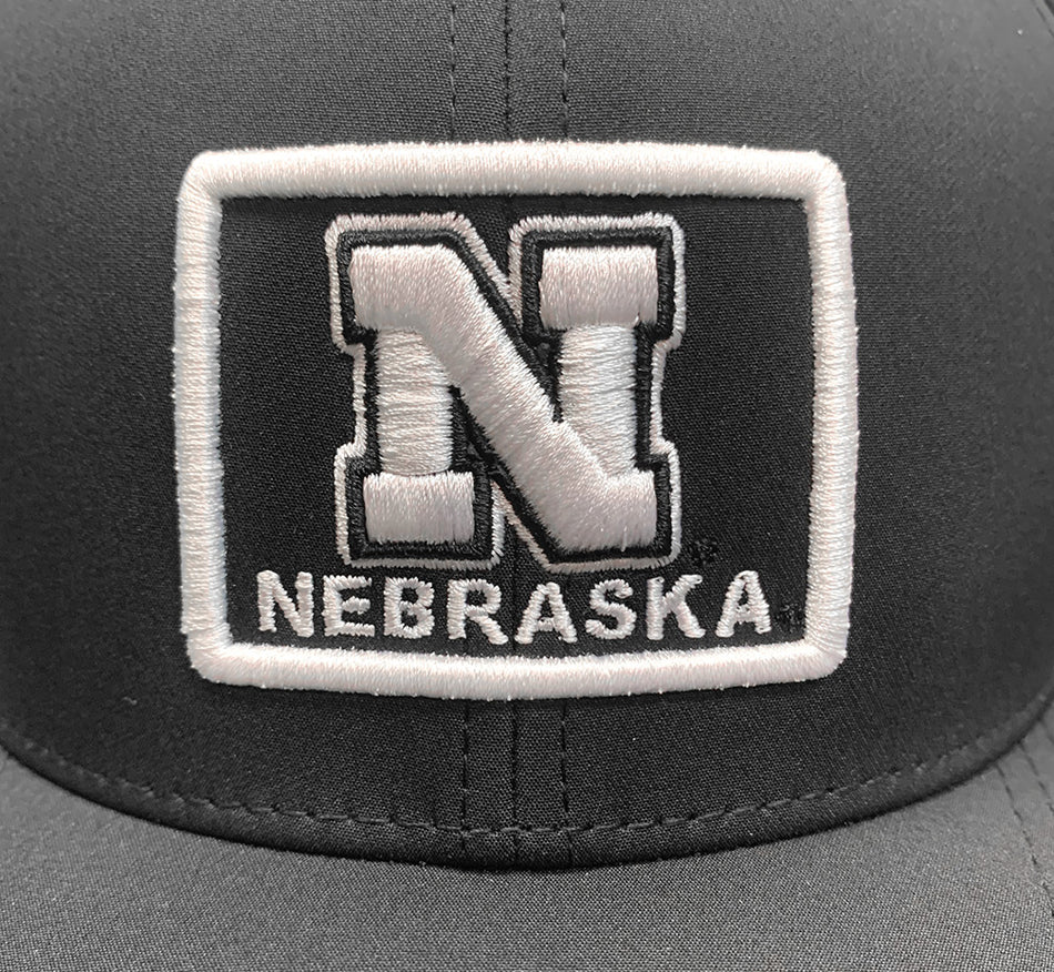 N Nebraska Back 9 Fitted Lid - Black